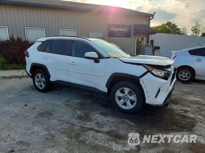 Czwarte zdjęcie samochodu z boku: 2021 TOYOTA RAV4 XLE VIN:2T3P1RFV2MC243749 - miniatura