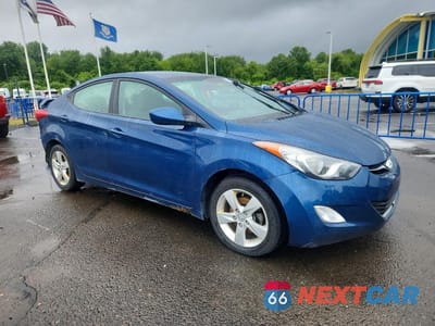 Czwarte zdjęcie samochodu z boku: 2013 HYUNDAI ELANTRA GLS VIN:KMHDH4AE5DU013672 - miniatura
