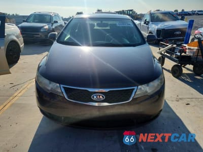 Piąte zdjęcie samochodu w środku: 2011 KIA FORTE EX VIN:KNAFU4A20B5444505 - miniatura