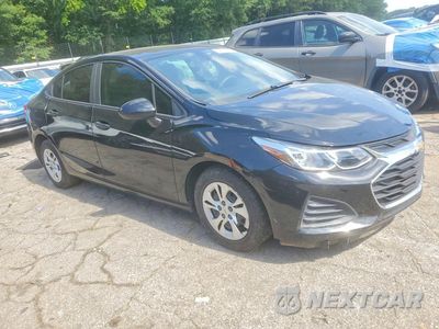 Czwarte zdjęcie samochodu z boku: 2019 CHEVROLET CRUZE LS VIN:1G1BC5SMXK7132389 - miniatura