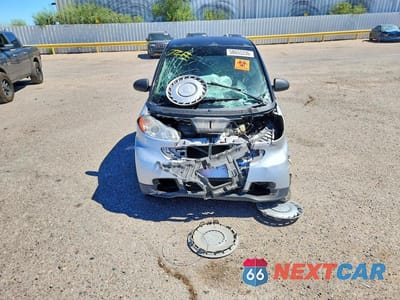 Piąte zdjęcie samochodu w środku: 2015 SMART FORTWO PURE VIN:WMEEJ3BA9FK795641 - miniatura