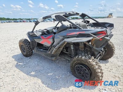 Trzecie zdjęcie samochodu z tyłu: 2026 CAN-AM MAVERICK X3 UTILITY VEHICLE VIN:3JBVBAY44TE000658 - miniatura
