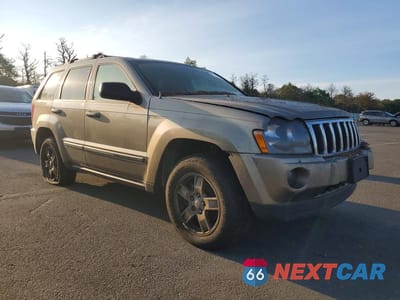 Czwarte zdjęcie samochodu z boku: 2005 JEEP GRAND CHEROKEE LAREDO VIN:1J4HR48N75C702767 - miniatura