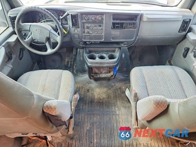 Zdjęcie 8 z 12 samochodu: 2003 CHEVROLET EXPRESS G3500 DELIVERY TRUCK VIN:1GBHG31U631181917 - miniatura