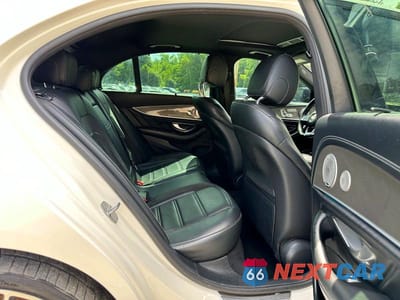 Zdjęcie 9 z 10 samochodu: 2018 MERCEDES-BENZ E 43 4MATIC AMG VIN:WDDZF6EB6JA302817 - miniatura