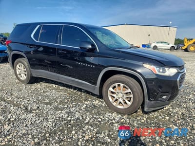Czwarte zdjęcie samochodu z boku: 2019 CHEVROLET TRAVERSE LS VIN:1GNERFKW4KJ183665 - miniatura