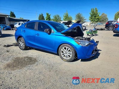Czwarte zdjęcie samochodu z boku: 2018 TOYOTA YARIS IA BASE VIN:3MYDLBYV1JY323082 - miniatura