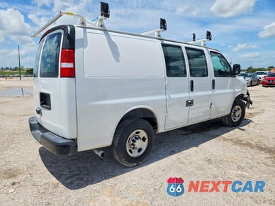 Trzecie zdjęcie samochodu z tyłu: 2021 CHEVROLET EXPRESS G2500 VIN:1GCWGAFP0M1236325 - miniatura