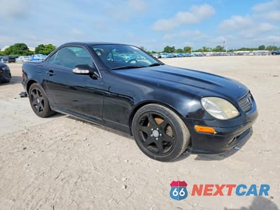 Czwarte zdjęcie samochodu z boku: 2001 MERCEDES-BENZ SLK 320 VIN:WDBKK65F21F172126 - miniatura