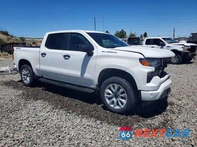 Czwarte zdjęcie samochodu z boku: 2024 CHEVROLET SILVERADO K1500 CUSTOM VIN:3GCPDBEK9RG203759 - miniatura