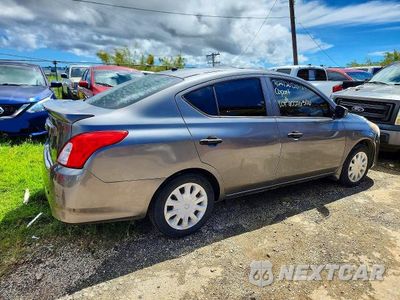 Trzecie zdjęcie samochodu z tyłu: 2018 NISSAN VERSA S VIN:3N1CN7AP1JL801501 - miniatura