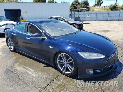 Czwarte zdjęcie samochodu z boku: 2013 TESLA MODEL S VIN:5YJSA1CP4DFP25743 - miniatura