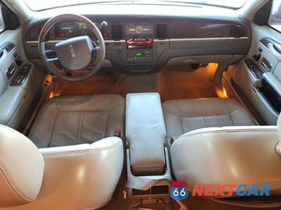 Zdjęcie 8 z 13 samochodu: 2008 LINCOLN TOWN CAR VIN:2LNHM82W58X658543 - miniatura