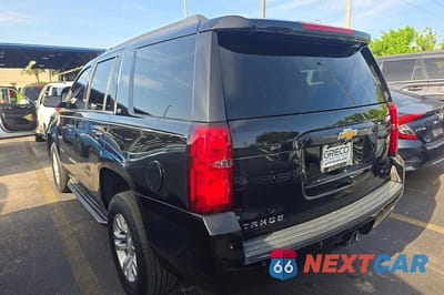 Trzecie zdjęcie samochodu z tyłu: 2020 CHEVROLET TAHOE K1500 LT VIN:1GNSKBKC0LR111239 - miniatura