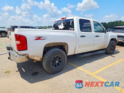 Trzecie zdjęcie samochodu z tyłu: 2010 CHEVROLET SILVERADO C1500 LT VIN:3GCRCSE05AG221934 - miniatura