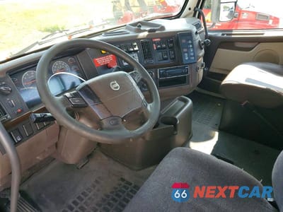 Zdjęcie 8 z 12 samochodu: 2018 VOLVO VNL SEMI TRUCK VIN:4V4N39TG2JN892593 - miniatura