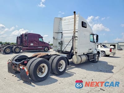 Trzecie zdjęcie samochodu z tyłu: 2013 VOLVO VNL SEMI TRUCK VIN:4V4NC9TH4DN568607 - miniatura