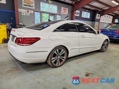 Trzecie zdjęcie samochodu z tyłu: 2016 MERCEDES-BENZ E 400 4MATIC VIN:WDDKJ6HB2GF331397 - miniatura