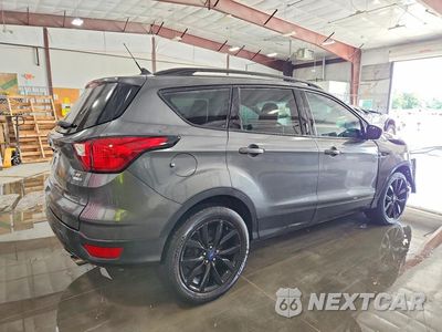 Trzecie zdjęcie samochodu z tyłu: 2019 FORD ESCAPE SE VIN:1FMCU9GD6KUB36896 - miniatura
