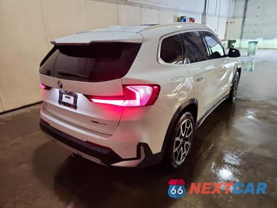 Trzecie zdjęcie samochodu z tyłu: 2024 BMW X1 XDRIVE28I VIN:WBX73EF08R5Z38941 - miniatura