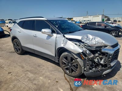 Czwarte zdjęcie samochodu z boku: 2020 CHEVROLET BLAZER 3LT VIN:3GNKBDRS7LS539699 - miniatura