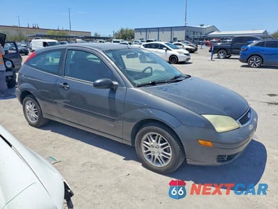 Czwarte zdjęcie samochodu z boku: 2005 FORD FOCUS ZX3 VIN:3FAFP31N55R105096 - miniatura