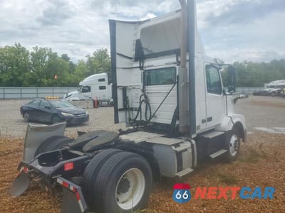 Czwarte zdjęcie samochodu z boku: 2018 VOLVO VNL SEMI TRUCK VIN:4V4N39TG8JN892761 - miniatura