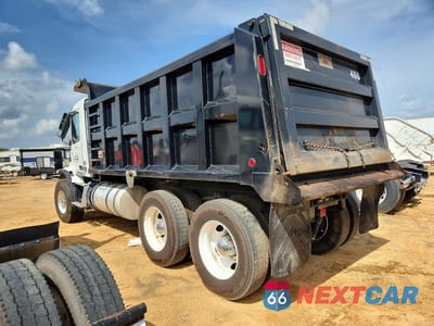 Drugie zdjęcie samochodu z przodu: 2022 VOLVO VHD DUMP TRUCK VIN:4V5KC9EH6NN303099 - miniatura