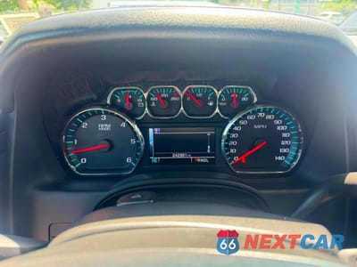 Zdjęcie 8 z 10 samochodu: 2018 CHEVROLET SUBURBAN K1500 LT VIN:1GNSKHKC4JR238205 - miniatura