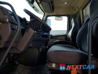 Zdjęcie 7 z 12 samochodu: 2018 VOLVO VNL SEMI TRUCK VIN:4V4N39TG2JN892593 - miniatura
