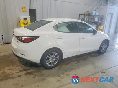 Trzecie zdjęcie samochodu z tyłu: 2018 TOYOTA YARIS IA BASE VIN:3MYDLBYV0JY311568 - miniatura