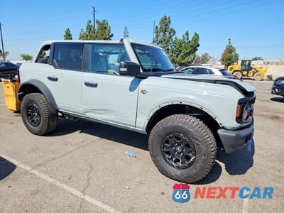 Czwarte zdjęcie samochodu z boku: 2022 FORD BRONCO BASE VIN:1FMEE5DP3NLB75808 - miniatura
