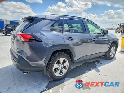 Trzecie zdjęcie samochodu z tyłu: 2024 TOYOTA RAV4 HYBRID XLE VIN:JTMRWRFV1RD270941 - miniatura