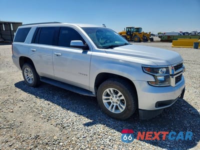 Czwarte zdjęcie samochodu z boku: 2019 CHEVROLET TAHOE K1500 LT VIN:1GNSKBKC1KR367629 - miniatura