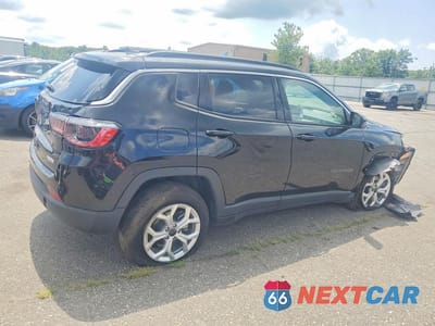 Trzecie zdjęcie samochodu z tyłu: 2025 JEEP COMPASS LATITUDE VIN:3C4NJDBN1ST549151 - miniatura