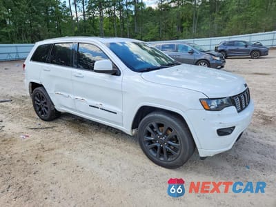 Czwarte zdjęcie samochodu z boku: 2018 JEEP GRAND CHEROKEE LAREDO VIN:1C4RJEAG0JC460241 - miniatura