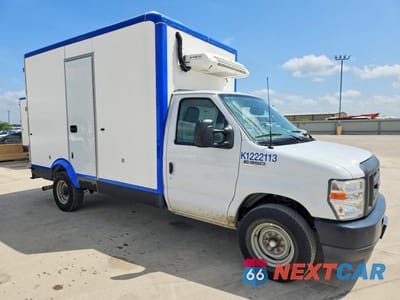 Czwarte zdjęcie samochodu z boku: 2023 FORD E350 REFRIGERATED BOX TRUCK VIN:1FDWE3FK4PDD00838 - miniatura
