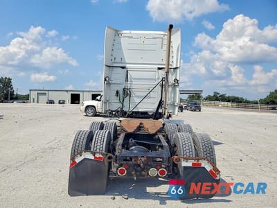 Zdjęcie 6 z 13 samochodu: 2013 VOLVO VNL SEMI TRUCK VIN:4V4NC9TH4DN568607 - miniatura