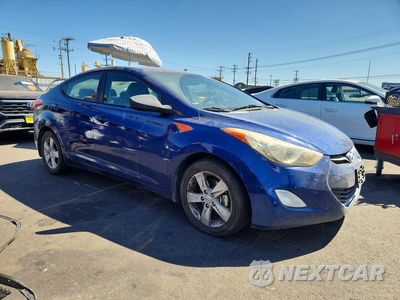Czwarte zdjęcie samochodu z boku: 2013 HYUNDAI ELANTRA GLS VIN:KMHDH4AEXDU793040 - miniatura