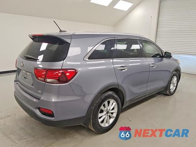 Trzecie zdjęcie samochodu z tyłu: 2020 KIA SORENTO LX VIN:5XYPG4A33LG632001 - miniatura