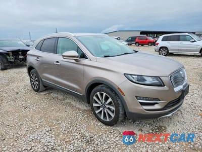 Czwarte zdjęcie samochodu z boku: 2019 LINCOLN MKC RESERVE VIN:5LMCJ3C97KUL15565 - miniatura