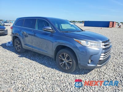 Czwarte zdjęcie samochodu z boku: 2019 TOYOTA HIGHLANDER LE PLUS VIN:5TDZZRFH2KS330611 - miniatura