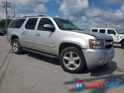 Czwarte zdjęcie samochodu z boku: 2011 CHEVROLET SUBURBAN K1500 LT VIN:1GNSKJE35BR336180 - miniatura