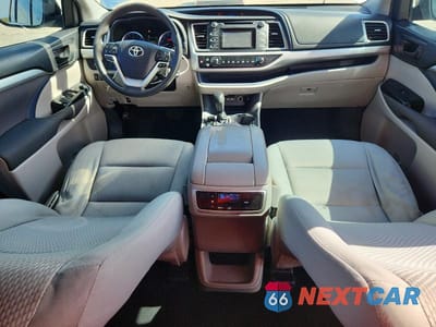 Zdjęcie 8 z 14 samochodu: 2019 TOYOTA HIGHLANDER LE VIN:5TDZARFH3KS047464 - miniatura