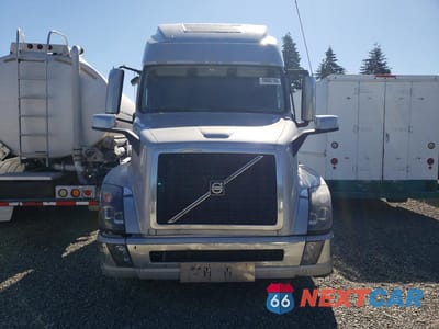 Piąte zdjęcie samochodu w środku: 2017 VOLVO VN VNL VIN:4V4NC9EH1HN986898 - miniatura