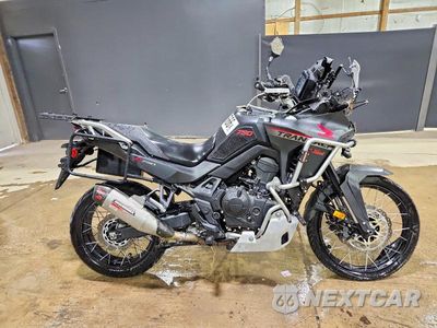 2024 HONDA XL750 JH2RD1619RK100205 - główne zdjęcie licytacji z USA - miniatura
