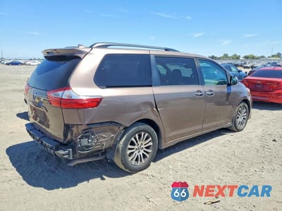 Trzecie zdjęcie samochodu z tyłu: 2018 TOYOTA SIENNA XLE PREMIUM 8-PASSENGER VIN:5TDYZ3DC3JS953170 - miniatura