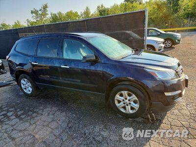 Czwarte zdjęcie samochodu z boku: 2017 CHEVROLET TRAVERSE LS VIN:1GNKRFEDXHJ203312 - miniatura