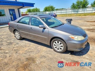 Czwarte zdjęcie samochodu z boku: 2002 TOYOTA CAMRY XLE V6 VIN:4T1BF30K32U526902 - miniatura