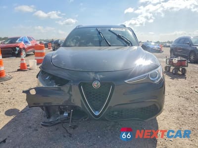 Piąte zdjęcie samochodu w środku: 2023 ALFA ROMEO STELVIO TI VIN:ZASPAKBN2P7D50481 - miniatura